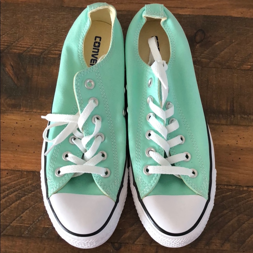 Mint converse.